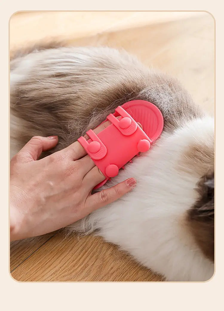 Rosa Silikon-Katzenmassagekamm mit abgerundeten, strukturierten Borsten und einem sicheren Trageriemen-Design für die Selbstpflege.