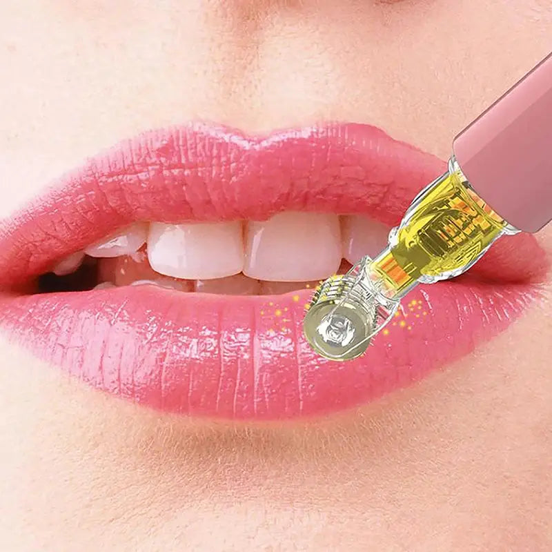 Rodillo de hidratación con microagujas para el suero de labios y barba, con aplicador tipo brillo labial en rosa, barril de vidrio transparente relleno con líquido dorado y punta de rodillo metálica.