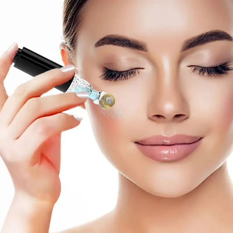 Rodillo de hidratación con microagujas para el suero de labios y barba, con un rodillo de ojos de vidrio negro y transparente con punta de color dorado.