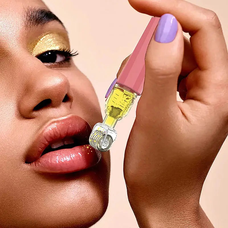 Aplicador tipo brillo labial en rosa y vidrio transparente, que contiene suero amarillo para el rodillo de hidratación con microagujas para el suero de labios y barba