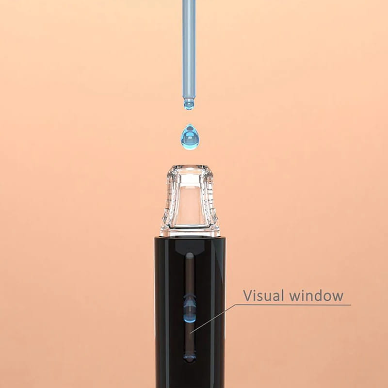 Rodillo de hidratación con microagujas cilíndrico en negro, con parte superior de vidrio transparente y ventana de visualización que muestra líquido azul para la aplicación del suero de labios y barba.
