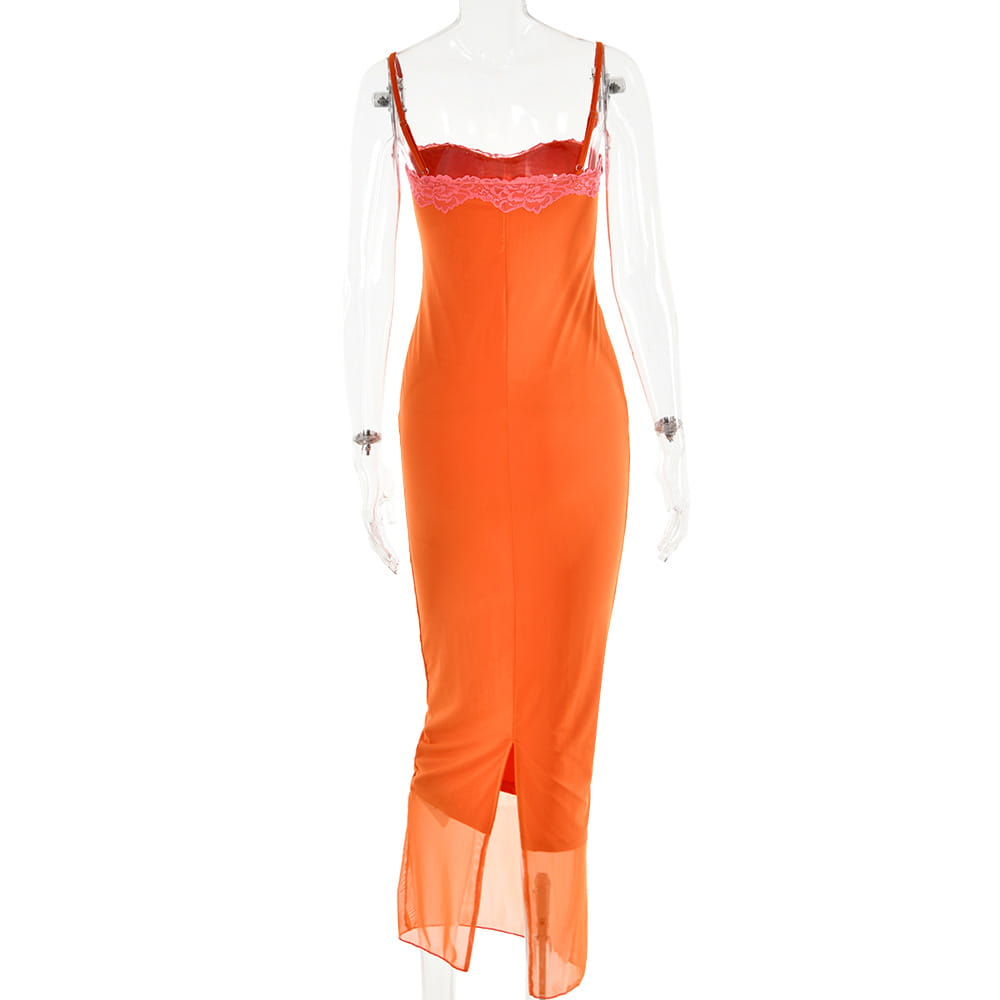 Ein lebhaftes orangefarbenes Satin-Slip-Midikleid mit zarter rosafarbener Spitzeinfassung am Ausschnitt und einem transparenten Mesh-Overlay-Panel.