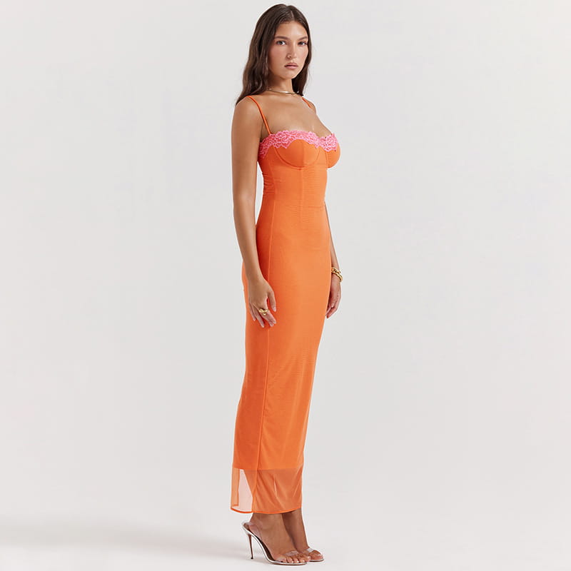 Ein lebhaftes orangefarbenes Spaghetti-Träger-Midikleid mit rosafarbener Spitzeinfassung an der Brust und transparenten Mesh-Elementen entlang des Saums.