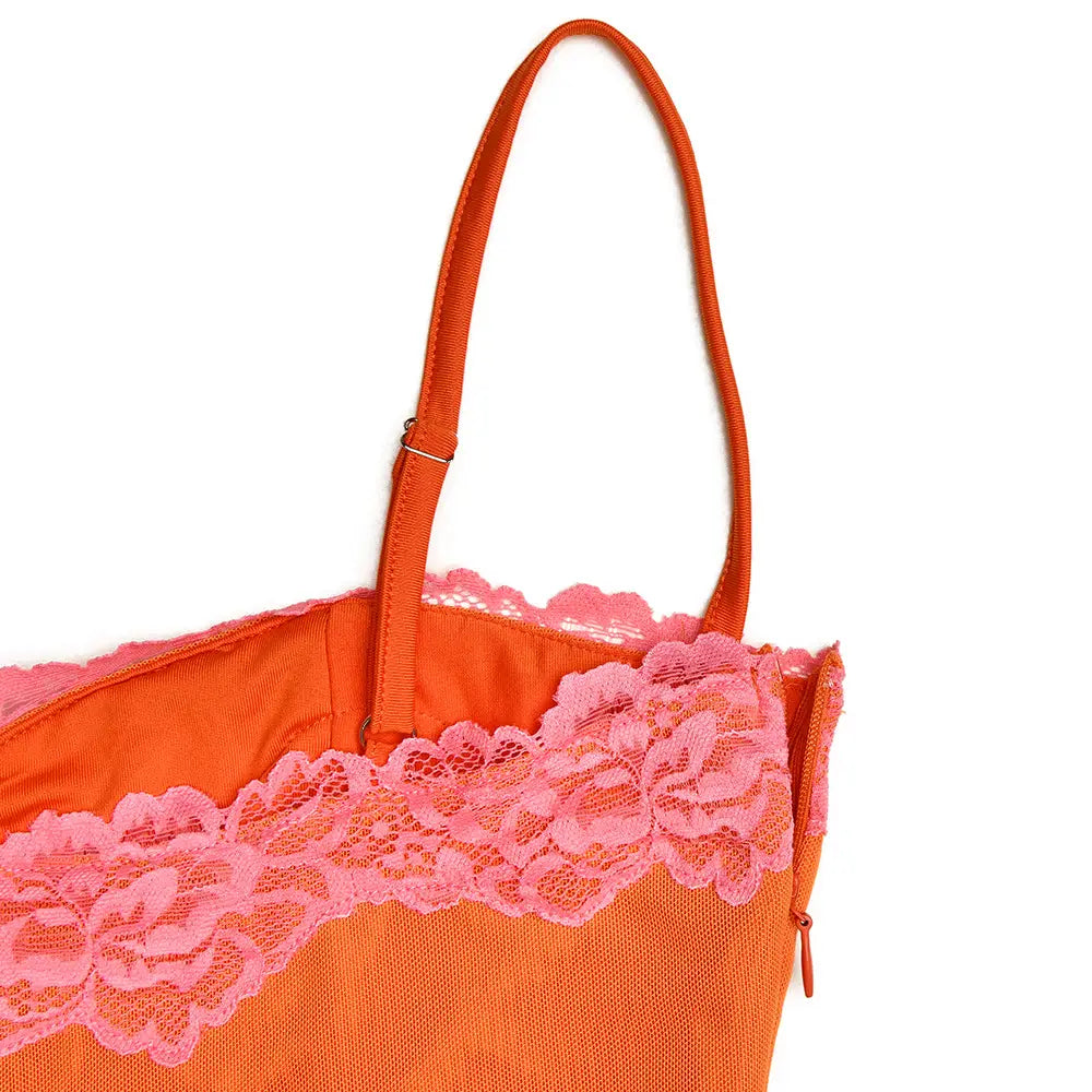 Eine orangefarbene Tote-Bag mit rosafarbenem floralen Spitzeinbesatz und passenden orangefarbenen Henkeln, die ein Midikleid aus orangefarbenem Spitzeinfasstungs-Mesh ergänzen.