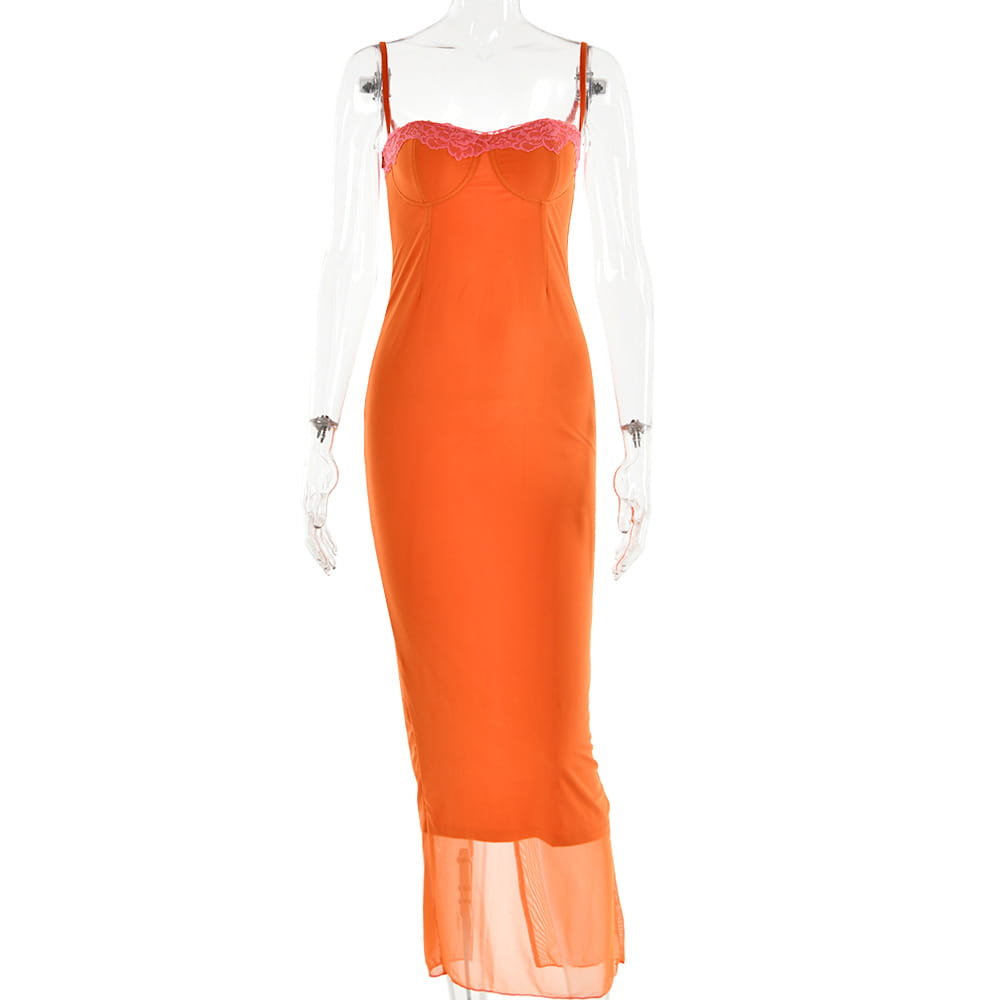 Ein lebhaftes orangefarbenes Spaghetti-Träger-Midikleid mit rosafarbenem Spitzeinbesatz am Ausschnitt und einem transparenten Mesh-Overlay am Saum.