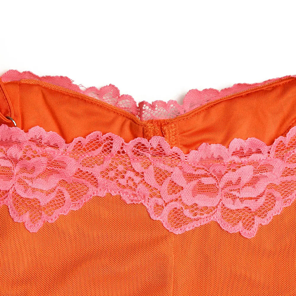 Midikleid aus orangefarbenem Spitzeinfasstungs-Mesh mit einem mit Spitze eingefassten Oberteil und rosafarbener floraler Stickerei in atmungsaktivem Mesh-Gewebe
