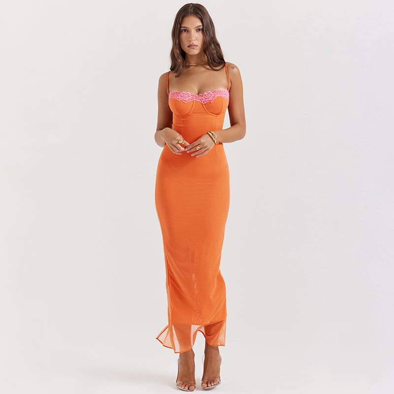 Ein lebhaftes Midikleid aus orangefarbenem Spitzeinfasstungs-Mesh mit rosafarbener Spitzeinfassung an der Brust und einem transparenten, gerafften Saum.