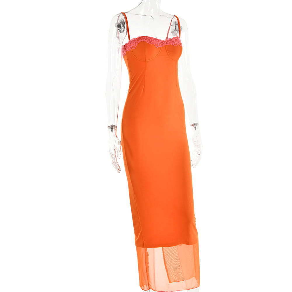 Ein lebhaftes Midikleid aus orangefarbenem Spitzeinfasstungs-Mesh mit einem zarten rosafarbenen Spitzenausschnitt und transparenten Mesh-Details entlang des Saums.
