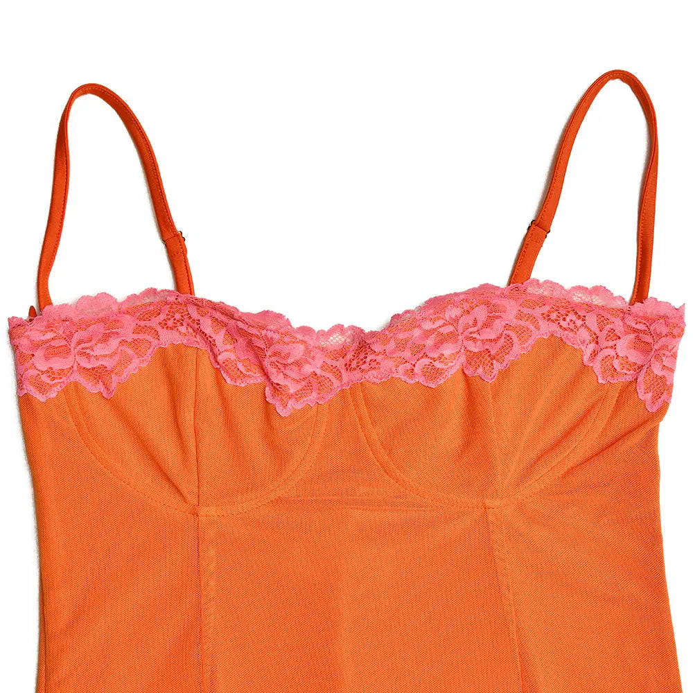 Ein lebhaftes Midikleid aus orangefarbenem Spitzeinfasstungs-Mesh mit einem zarten rosafarbenen floralen Spitzeinbesatz entlang des Ausschnitts und passenden dünnen Trägern.