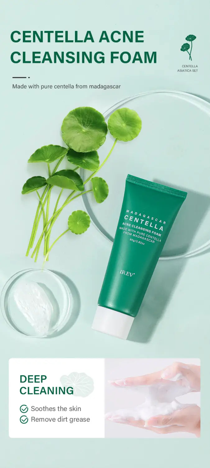 Grünes Tube mit Centella-Akne-Reinigungs-Schaum von irev im Centella-asiatica-5-teiligen Gesichtspflege-Set, entwickelt für zu Akne neigende Haut.