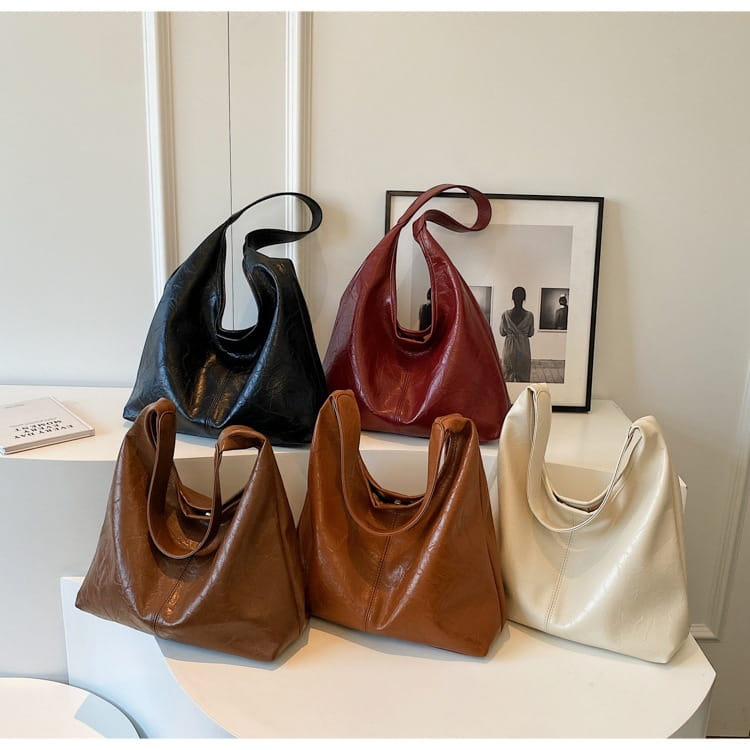 Eine Kollektion aus vier großen Tragetaschen aus Vintage-Leder in Schwarz, Burgunder, Braun und Creme, mit minimalistischem Hobo-Soft-Slouchy-Silhouetten.