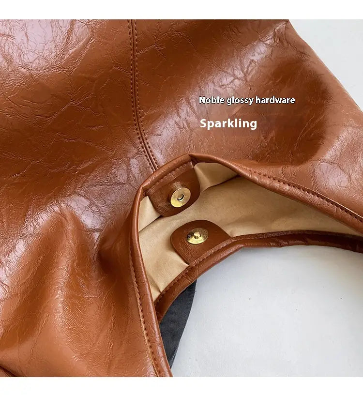 Braune, glänzende Kunstleder-Vintage-Ledertasche mit großer Kapazität und edler, glänzender goldfarbener Hardware als Schulterhandtasche.