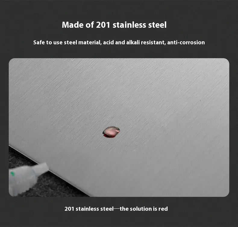 Planche à découper en acier inoxydable avec poignée et plaque anti-moisissure en acier inoxydable 201 brossé, présentant une légère brillance métallique et une seule goutte de solution rouge sur sa surface.