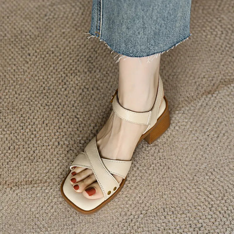 sandalias retro de tacón medio de cuero francés para mujer color crema, con punta cuadrada y tacón bloque.