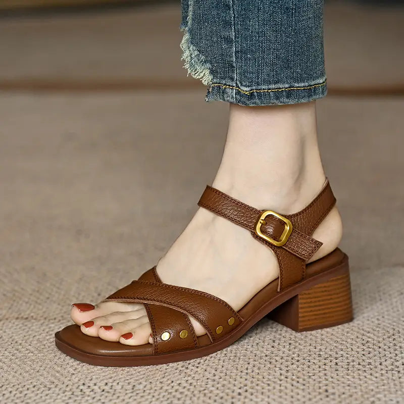 sandalias retro de tacón medio de cuero francés para mujer color marrón, con hebilla de tono dorado y tachuelas decorativas.