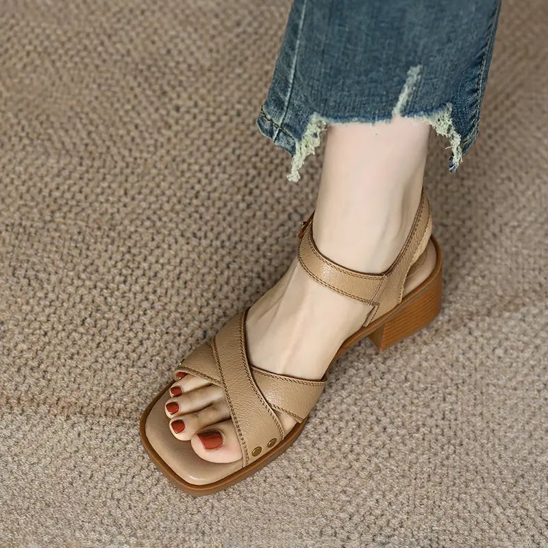 sandalias retro de tacón medio de cuero francés para mujer color beige, con tacón cuadrado y tiras entrecruzadas.