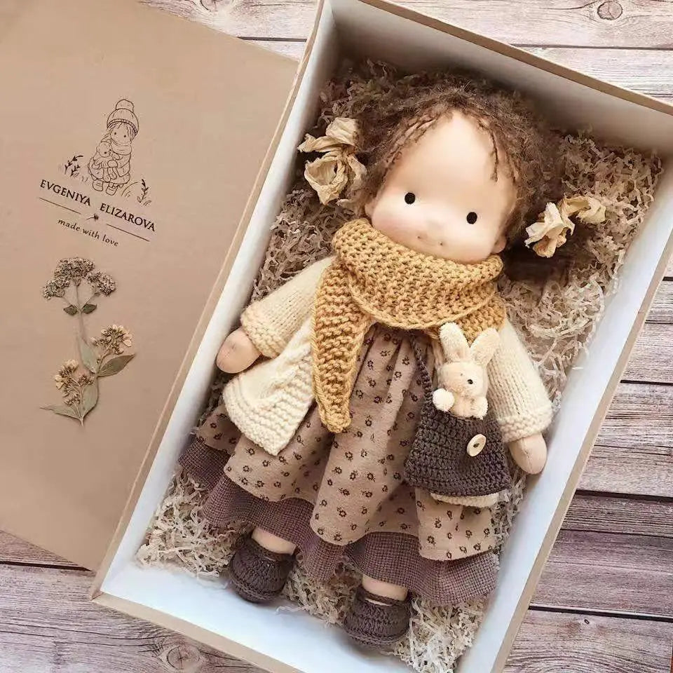 Handgemachte Plüschpuppe mit goldenen lockigen Haaren, 30 cm, mit einem hölzernen Körper, lockigem braunem Haar, einem beigen gestrickten Pullover und Schal, einem gemusterten Kleid sowie passenden Strickstiefeln.