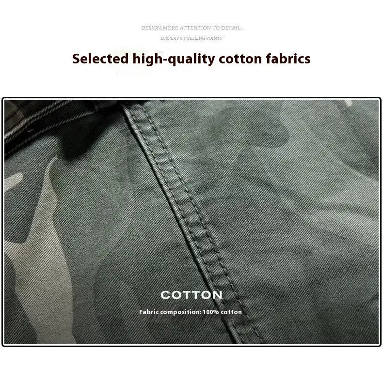 Vue rapprochée d’un tissu en coton camouflage vert foncé et gris, avec des coutures visibles, sur des shorts cargo en coton à coupe décontractée pour homme.