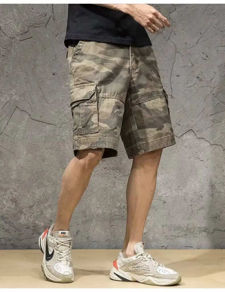 Shorts cargo en coton à coupe décontractée pour homme, camouflage aux tons naturels, fabriqués dans un tissu résistant, avec de multiples poches.