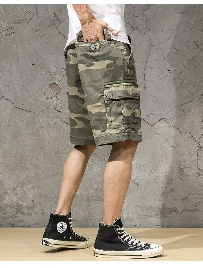 Shorts cargo en coton à coupe décontractée pour homme, camouflage vert militaire et beige, avec tissu résistant et multiples poches.