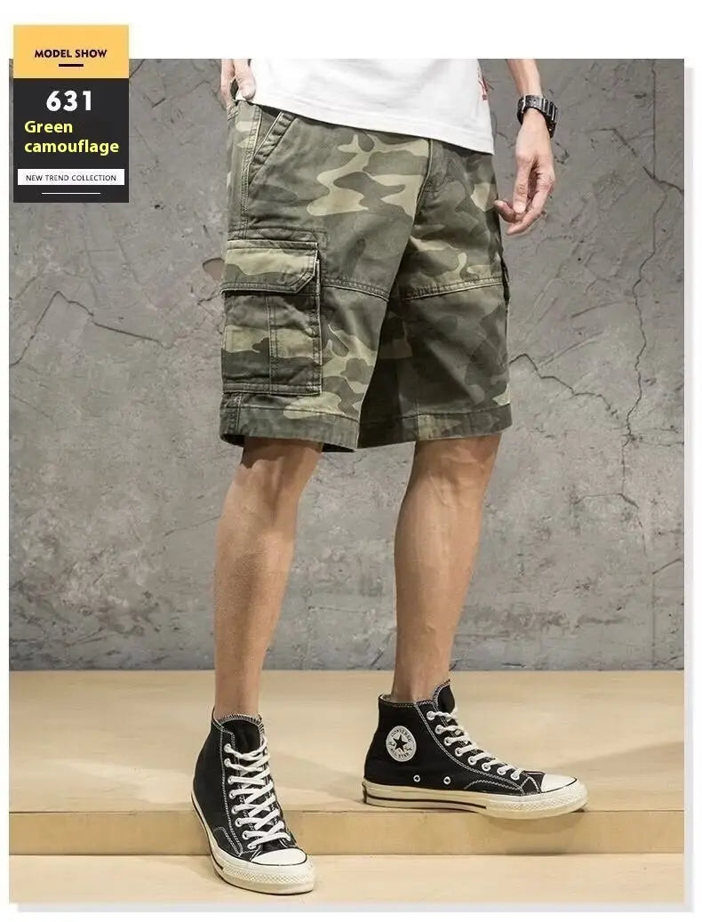 Shorts cargo en coton à coupe décontractée pour homme, camouflage vert, avec de multiples poches et un design utilitaire robuste.
