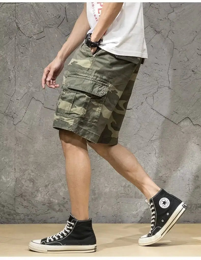 Shorts cargo en coton à coupe décontractée pour homme, camouflage vert olive, avec de multiples poches et une finition en tissu durable.