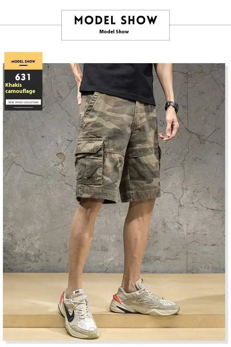 Shorts cargo en coton kaki camouflage à coupe décontractée pour homme, avec de multiples poches et un design utilitaire robuste.