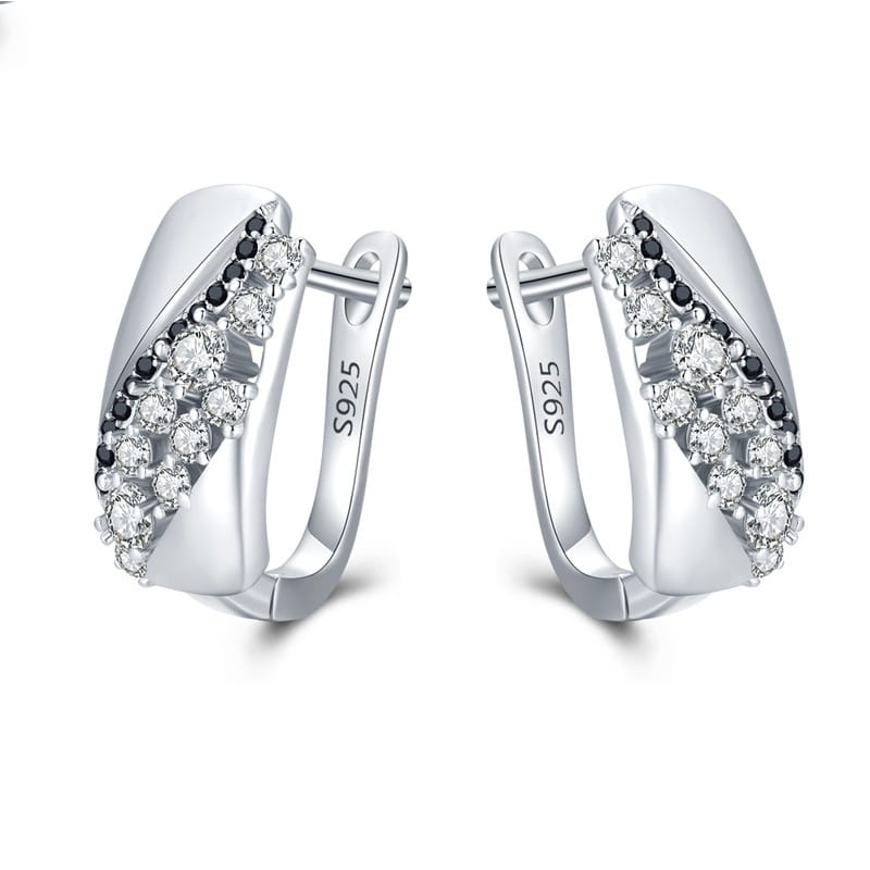 Boucles d’oreilles clous ronds en cuivre raffiné pour femmes, présentant un motif en créoles argentées avec un motif diagonal de pierres cubiques en zirconium transparentes et noires.