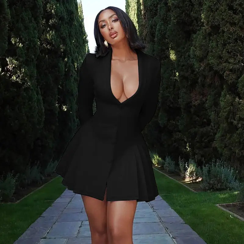 Robe courte noire à manches longues avec décolleté plongeant en V et jupe évasée à volants, conçue dans un style blazer.