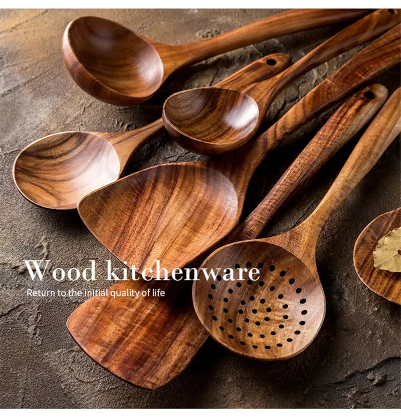 Juego de cuatro utensilios de cocina de madera de teca artesanal, con tonos marrón cálido y profundo y patrones naturales de vetas de la madera para uso en la cocina.