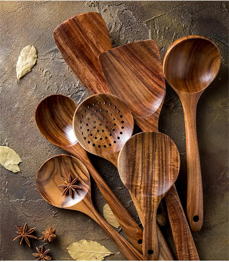 Juego de utensilios de cocina de madera de teca que consta de cuatro herramientas rústicas de madera para la cocina, con tonos marrón ricos y patrones naturales de vetas.