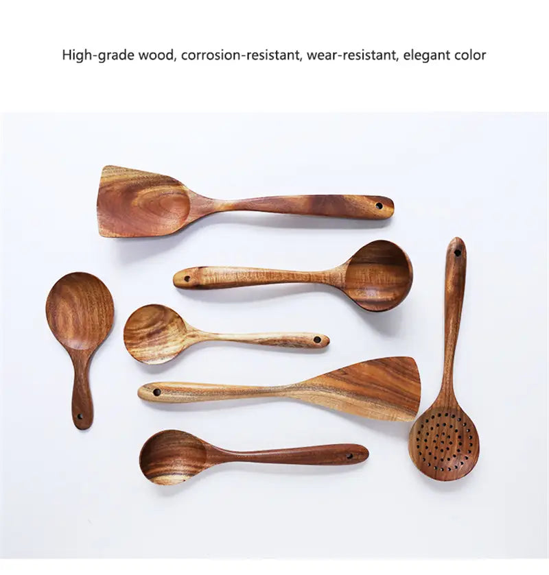 Juego de siete utensilios de cocina de madera de teca con tonos marrón cálido y profundo y patrones naturales de vetas para uso en la cocina.