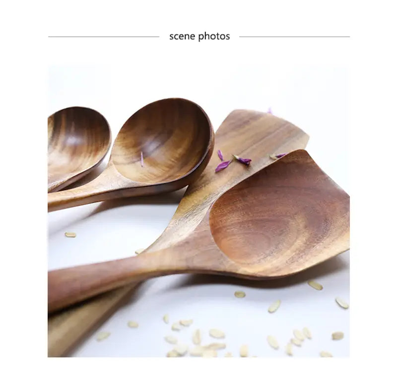 Juego de tres cucharas de cocina de madera de teca artesanal, con vetas naturales lisas y tonos marrón cálido, incluidas en un set de utensilios de cocina de cuatro piezas.