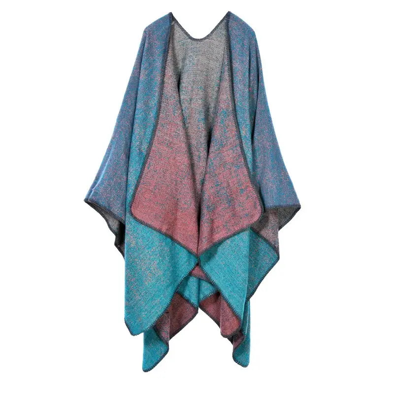 Cape en laine à carreaux surdimensionnée en maille texturée douce, présentant un dégradé de nuances bleu-vert et rose poudré, avec de discrets motifs ponctués, conçue comme étole de voyage géométrique