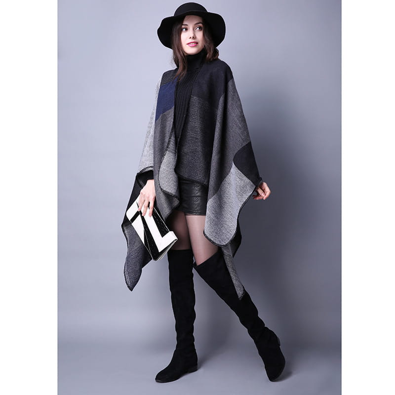 Cape en laine à carreaux surdimensionnée en mélange de laine à motif géométrique gris noir et bleu marine, avec un design de maille texturée, pour les déplacements et le port décontracté