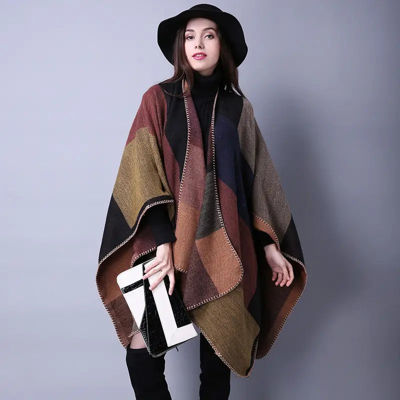 Cape en laine à carreaux surdimensionnée douillette pour voyage, avec un motif géométrique en patchwork aux tons naturels de brun, de noir et de vert olive, idéale pour les déplacements.