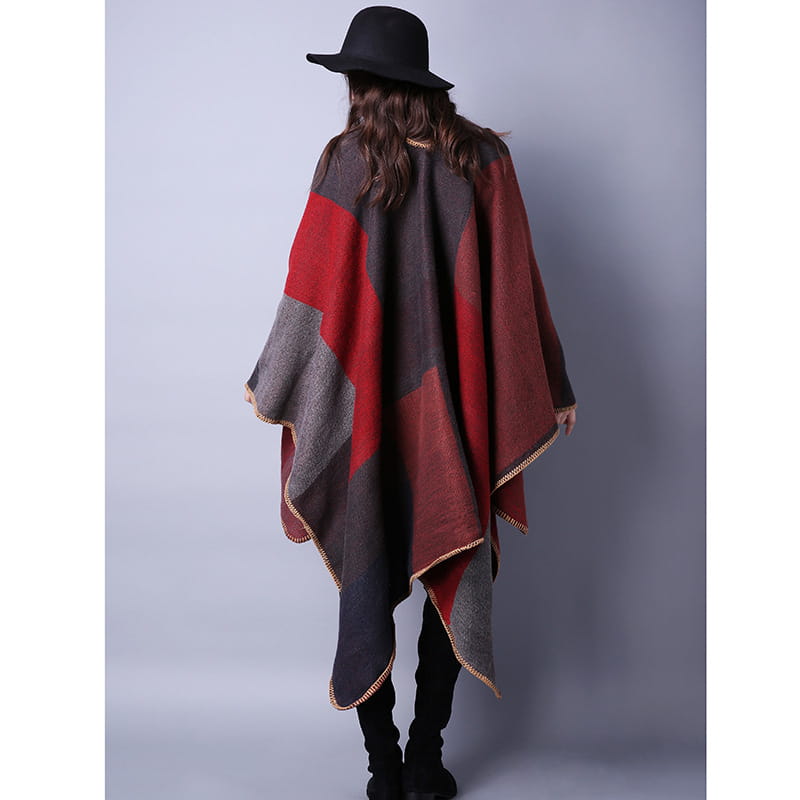 Cape en laine à carreaux surdimensionnée présentant un design douillet de poncho en laine surdimensionné avec de larges blocs géométriques rouges vifs et gris foncé, bordure texturée avec finition dorée, pour les déplacements et le port décontracté.