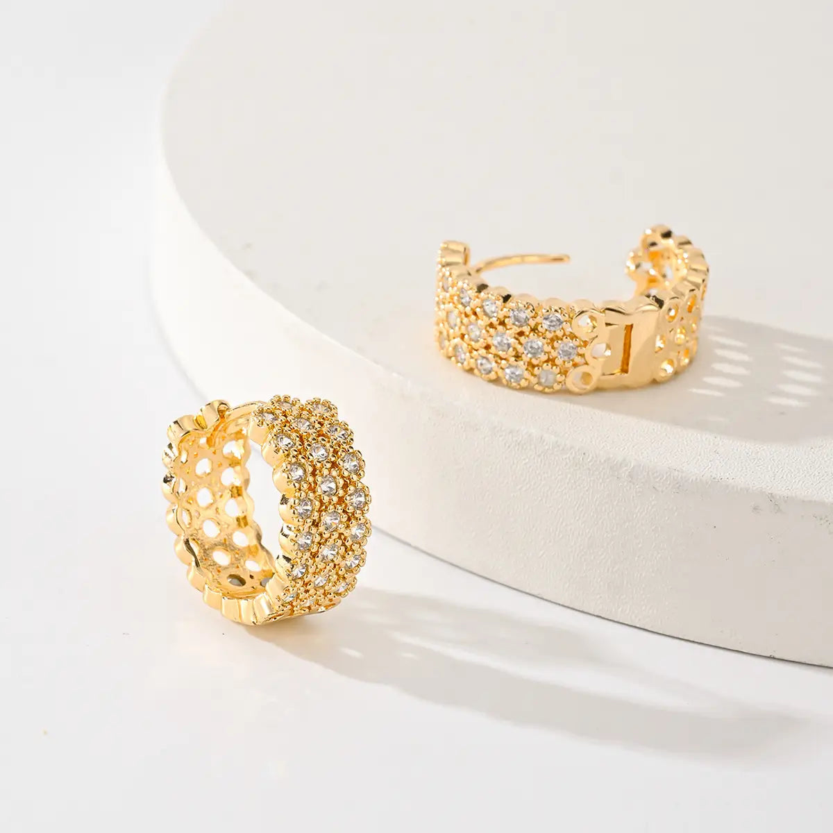 Ausgefallene goldfarbene Goldschmiedearbeit-Crystal-Ohrreife mit filigraner Reliefstruktur, mit mehrschichtigem Design, verziert mit funkelnden klaren Kristallen
