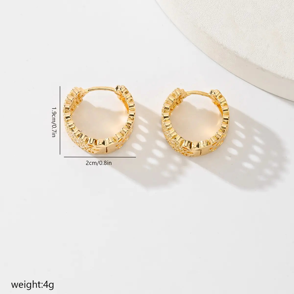 Ausgefallene goldfarbene Goldschmiedearbeit-Crystal-Ohrreife mit einem goldfarbenen, strukturierten geflochtenen Design.