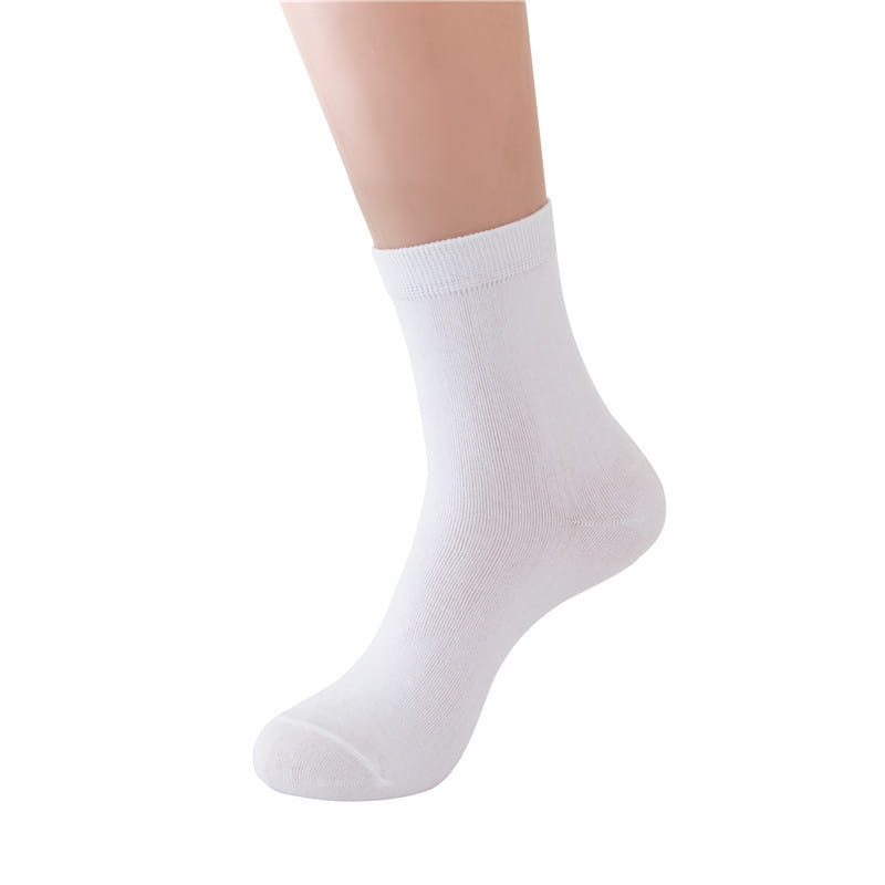 White ankle sock with a ribbed cuff and smooth seamless design made of breathable cotton for men casual wear.