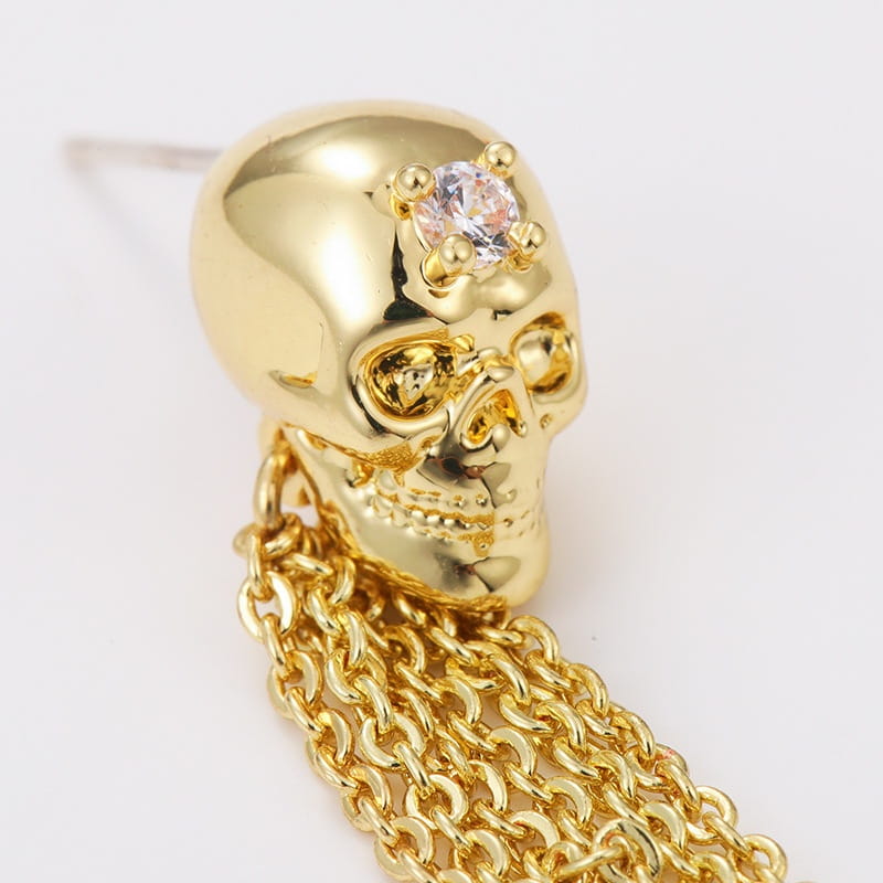 arete de borla de calavera de oro con una piedra preciosa de zirconio rosada facetada sobre la frente, con borlas de cadena de oro en cascada