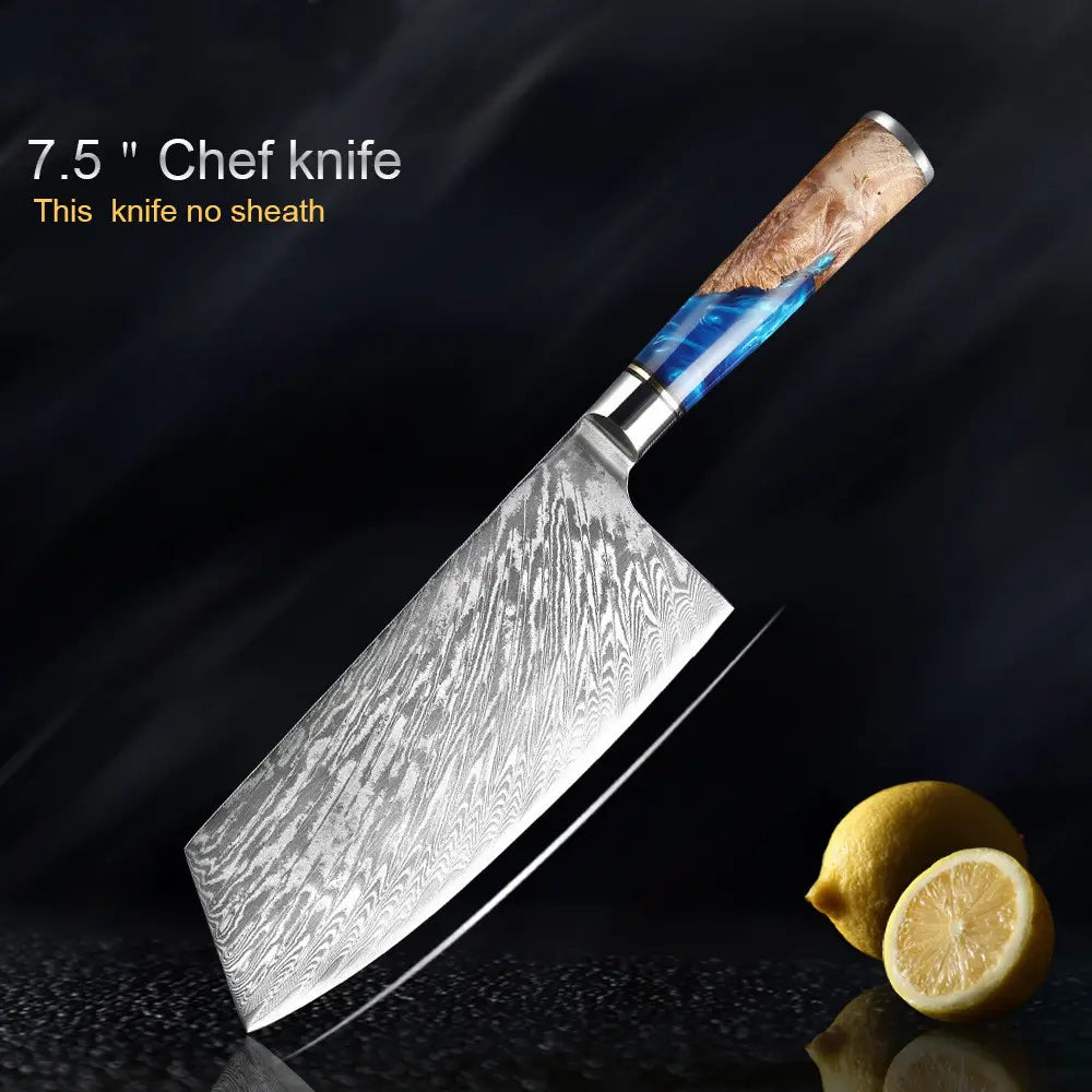 Un cuchillo de chef damasco de 7,5 pulgadas con una hoja que presenta acero damasco y un mango con incrustación de resina azul sobre vetas de madera del set de cuchillos de chef de damasco con mango de resina azul de 7 piezas.
