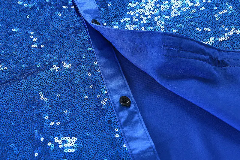Ein lebhaftes königsblaues Herren-Slim-Fit-Paillettenkleid für Partys mit Satin-Kragen und schwarzen Knöpfen.