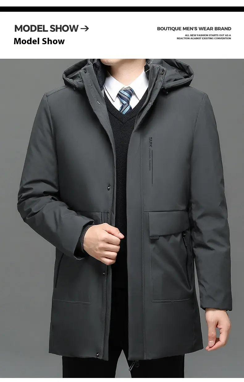 Chaqueta acolchada térmica con capucha de invierno negra en gris oscuro, con diseño elegante y una marca vertical discreta en el lado izquierdo del pecho.