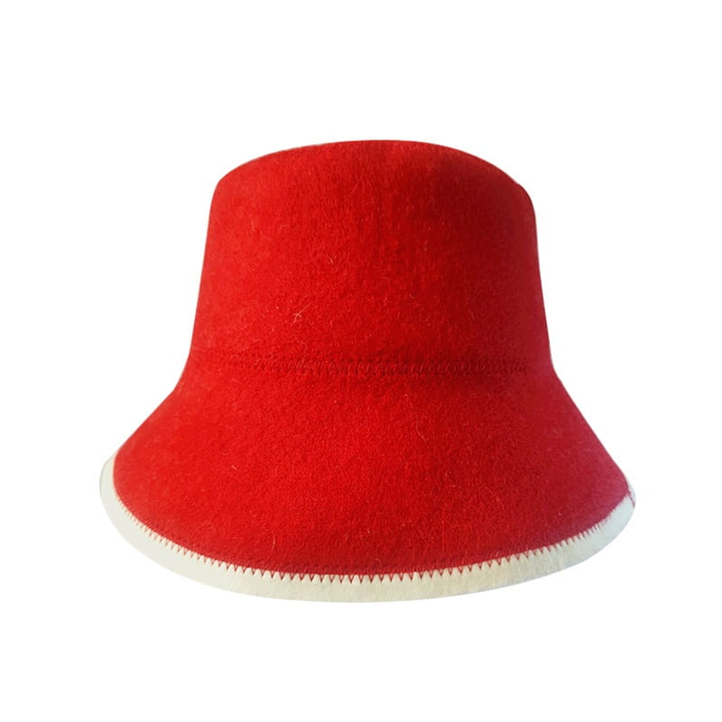 Eine kräftige rote Wollfilz-Fischerhut-Kappe mit kontrastierendem weißem, aufgesticktem Zierbesatz entlang des Randes, für den Winter geeignet und zum Zusammenfalten.
