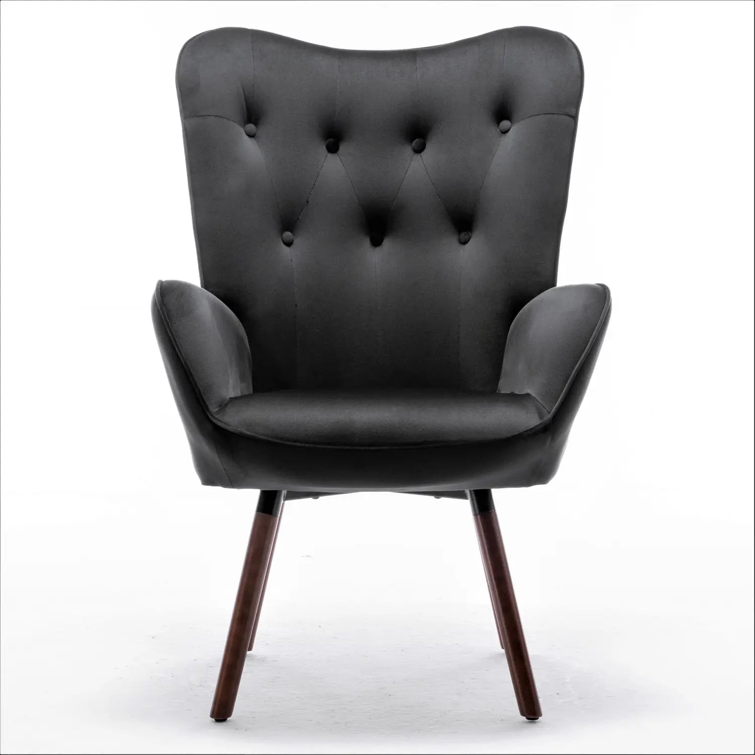 Sillón de cuero negro con botones y acolchado, con patas de madera oscura, mostrado como una silla de acento tipo wingback con terciopelo negro acolchado y con botones.