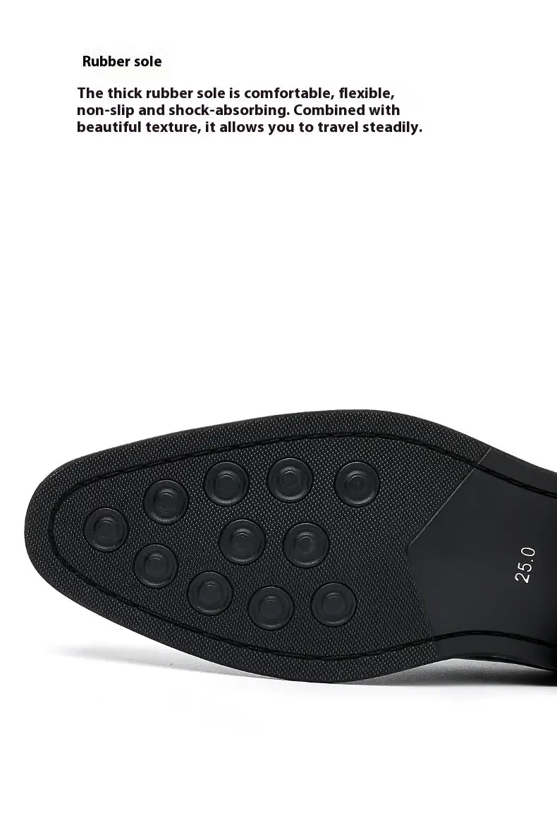 Semelle en caoutchouc noir à surface texturée et motifs de bande de roulement circulaires pour des Oxfords à hauteur augmentée de 6 cm en cuir anglais pour homme.