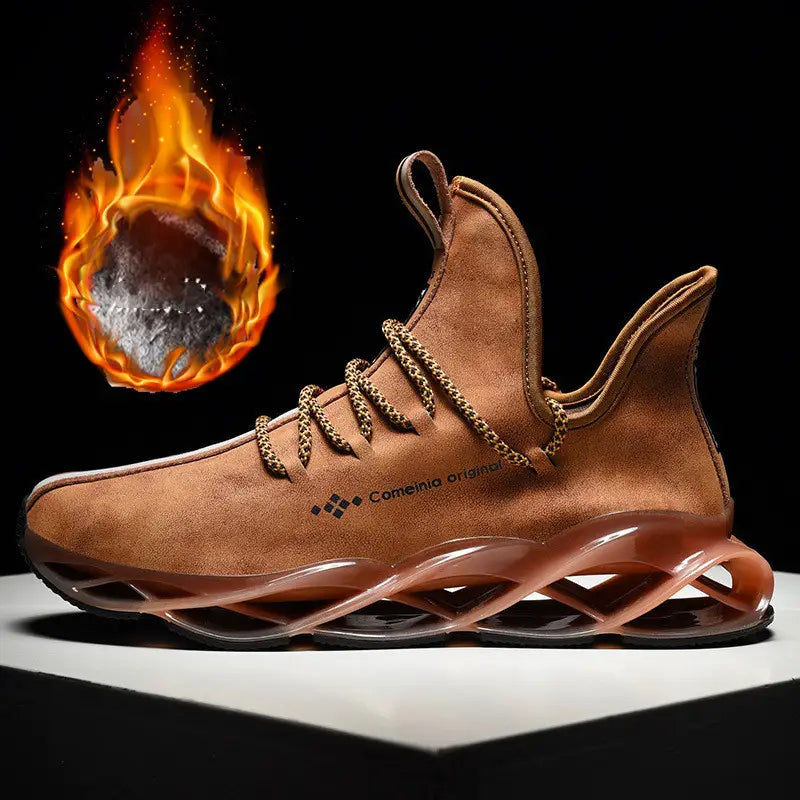 Brauner Wildleder-Leder-Wanderungs-High-Top-Sneaker mit transparenter wellenförmiger Gummisohle und goldgetönten Schnürsenkeln mit roten Akzenten.