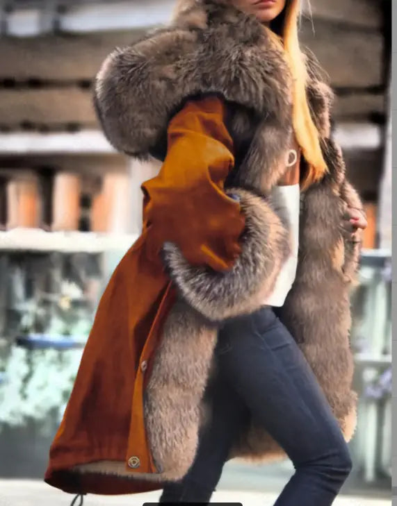 Une luxueuse veste-coat ample en fausse fourrure brune, avec capuche surdimensionnée en fausse fourrure, une doublure intérieure orange marquée et des poignets assortis, fermés par des boutons.