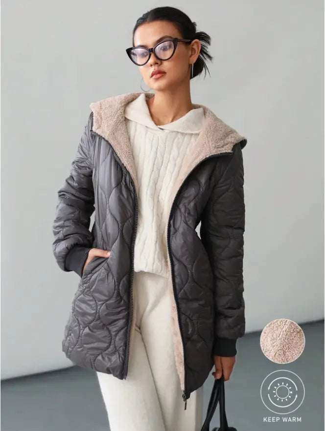 Chaqueta de invierno acolchada con capucha y forro acolchado gris oscuro, con capucha acolchada de borreguillo color beige en look, diseñada para el clima frío.
